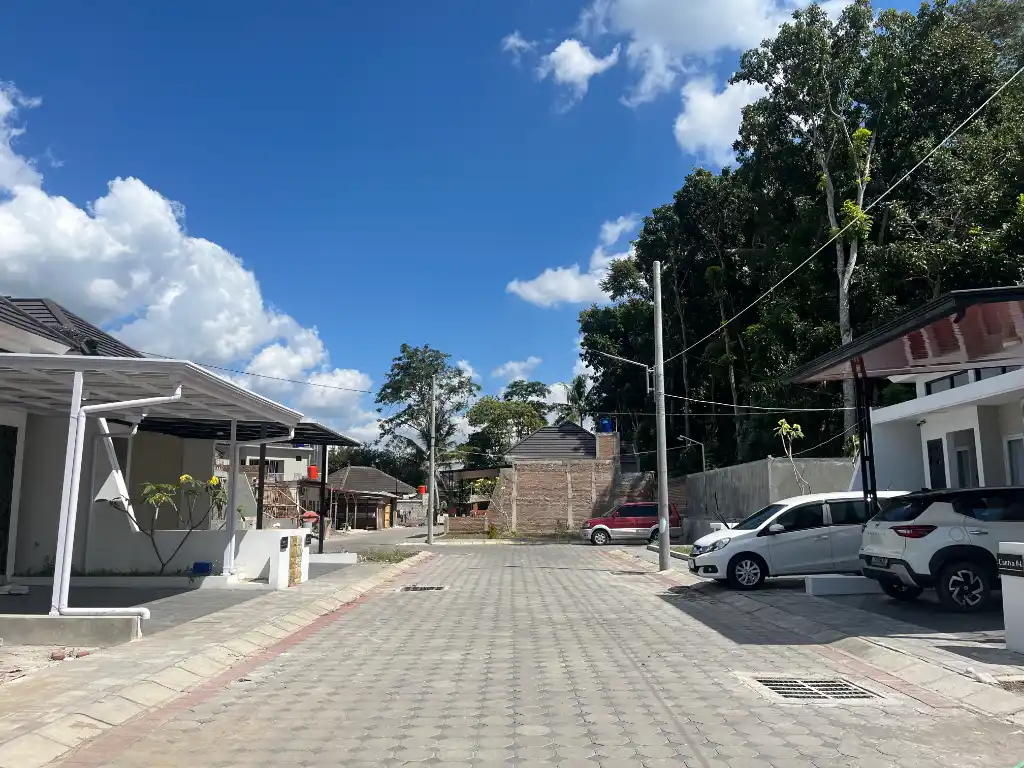 Jalan depan rumah tipe Cantya