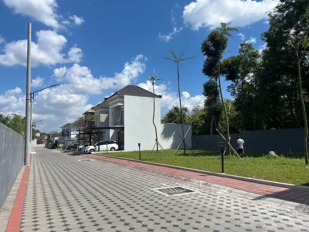Jalan depan rumah dua lantai tipe Andrawina