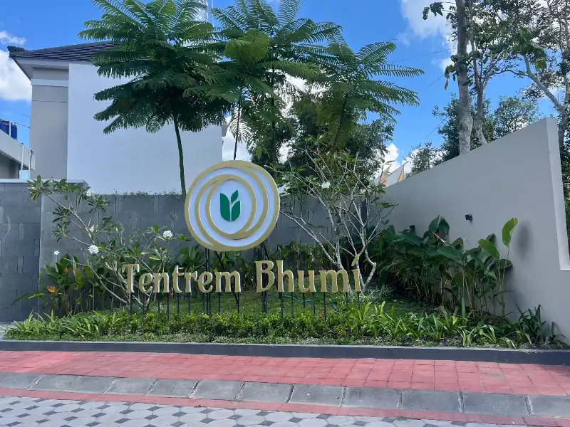 Taman depan sebelum gate masuk ke Tentrem Bhumi.